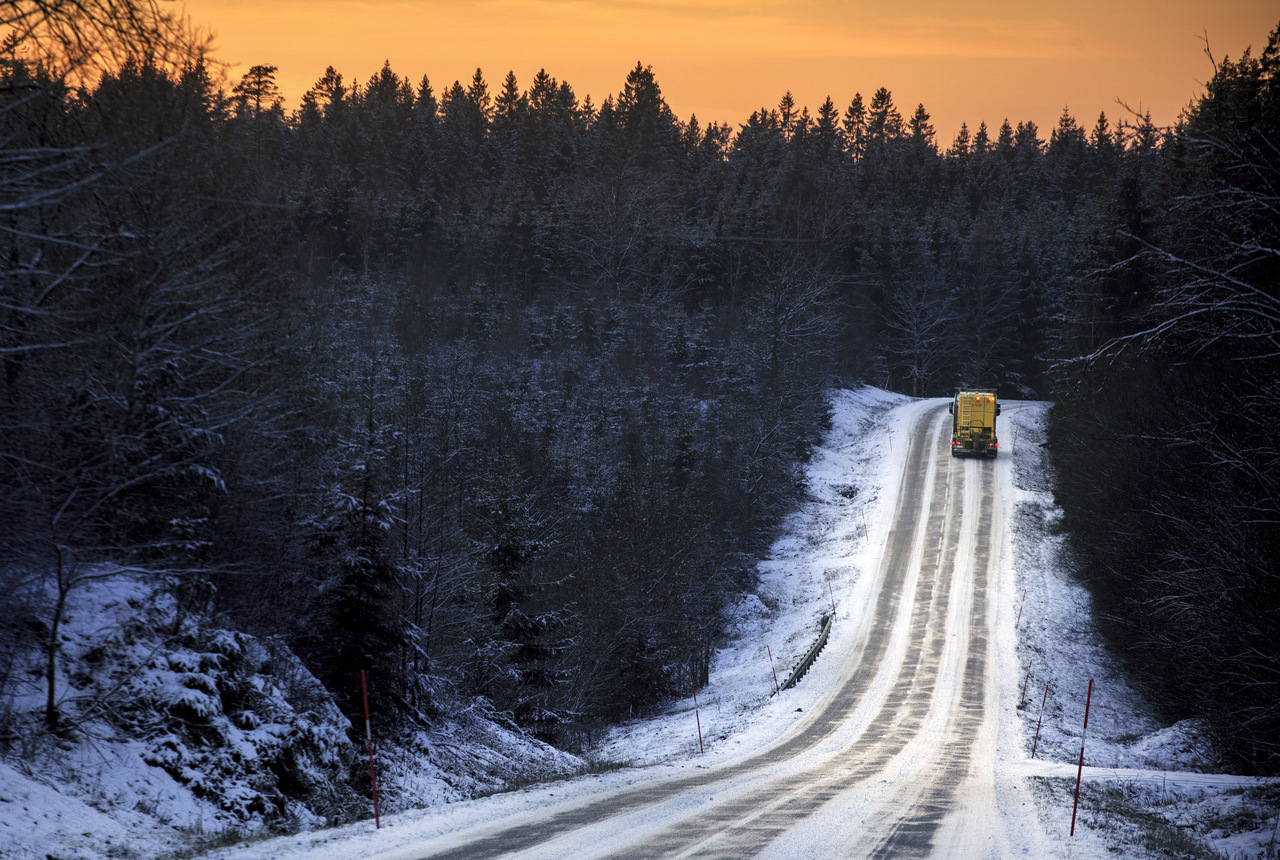 Svevias arbetsfordon är ute och halbekämpar på en väg i skymningen. Foto - Mattias Johansson