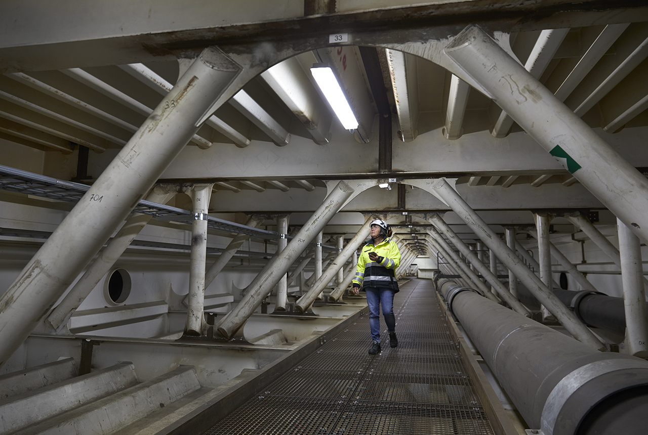 Hon underhåller Sveriges längsta motorvägsbro